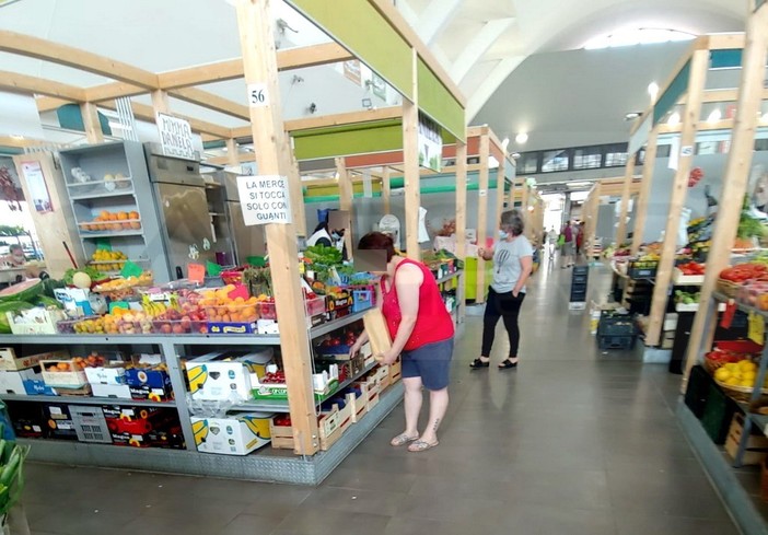 Sanremo: mascherina... questa sconosciuta, in pochi ormai la mettono e al Mercato Annonario se ne vedono pochissime (Foto) Sanremo: mascherina... questa sconosciuta, in pochi ormai la mettono e al Mercato Annonario se ne vedono pochissime (Foto)