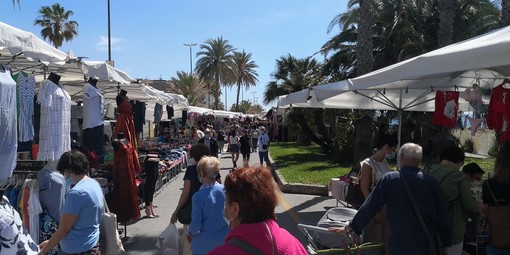 I banchi del mercato sul lungomare Italo Calvino