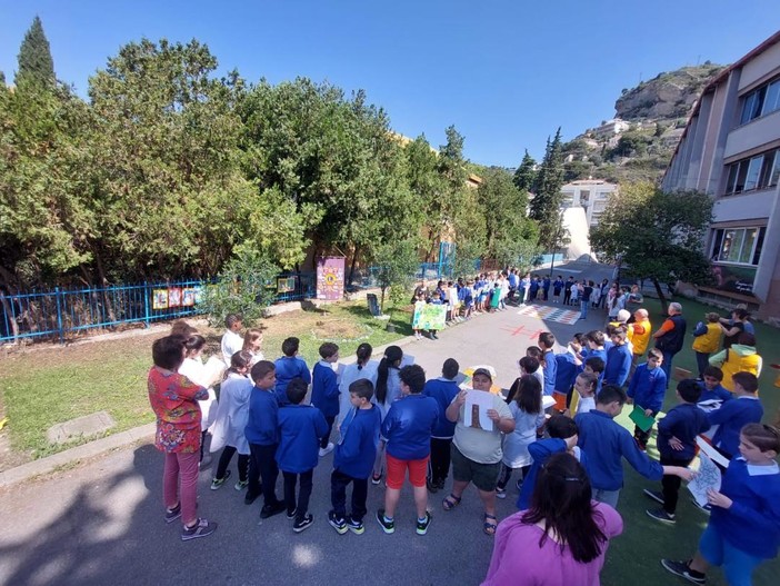 Il Lions Club Ventimiglia pianta un mandarino nel giardino della primaria 'Biancheri'