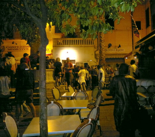 Sanremo: nuova rissa in piazza Bresca, giovani ubriachi danneggiano il dehor di un ristorante