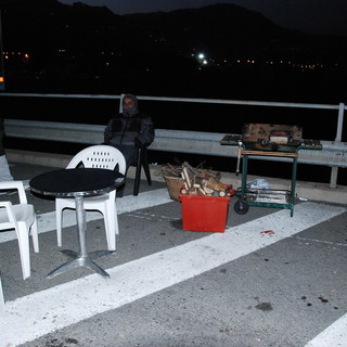 Ventimiglia: liberata la rotonda di Roverino, traffico ripristinato ma tende e barbecue sul ponte Cassini, le immagini degli scontri di Latte Ventimiglia: liberata la rotonda di Roverino, traffico ripristinato ma tende e barbecue sul ponte Cassini, le immagini degli scontri di Latte
