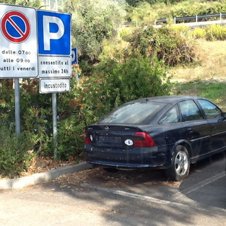 Bordighera: auto abbandonata senza targhe sulla piazzola all'ingresso dell'autostrada Bordighera: auto abbandonata senza targhe sulla piazzola all'ingresso dell'autostrada