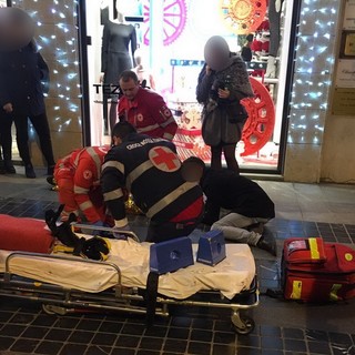 Sanremo: colto da malore in via Matteotti, giovane soccorso dal 118 e da un'ambulanza (Foto)