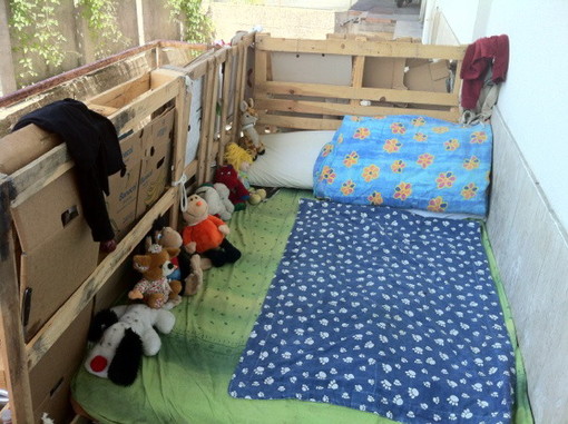 Ventimiglia: coppia di romeni si fa un 'mini alloggio' sotto un terrazzo di un cortile