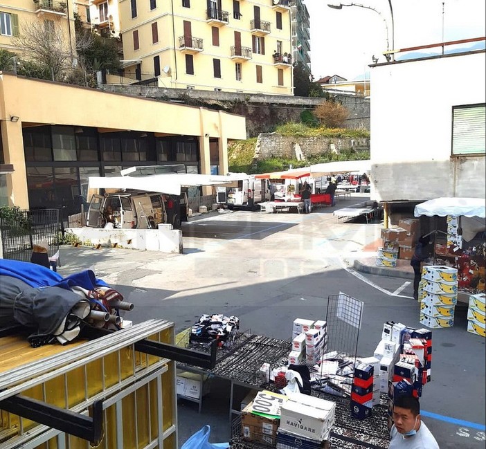 Sanremo: un altro mercato 'deserto', almeno 50 ambulanti sono rimasti a casa e altri non vendono nulla (Foto) Sanremo: un altro mercato 'deserto', almeno 50 ambulanti sono rimasti a casa e altri non vendono nulla (Foto)