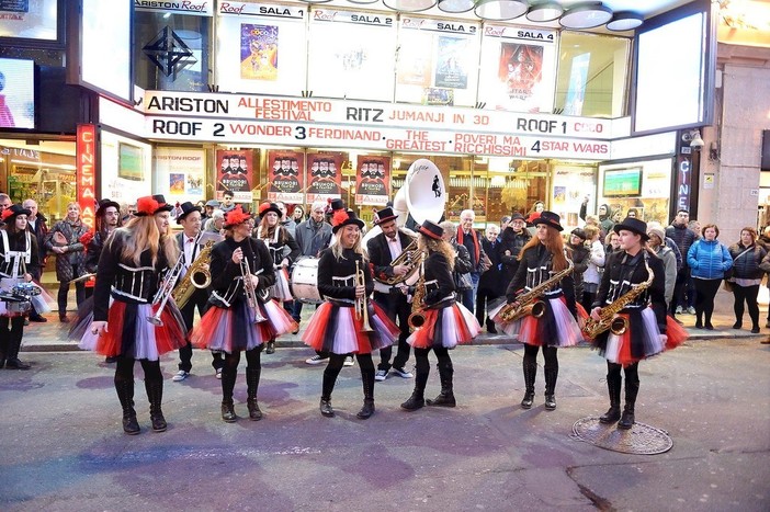 Sanremo: grande successo per la marching band ‘Cambria Funky Style’, le foto di Tonino Bonomo