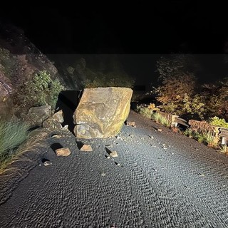 Montalto Carpasio: senso unico alternato sulla SP 21 dove ieri sera è caduto un grosso masso Montalto Carpasio: senso unico alternato sulla SP 21 dove ieri sera è caduto un grosso masso