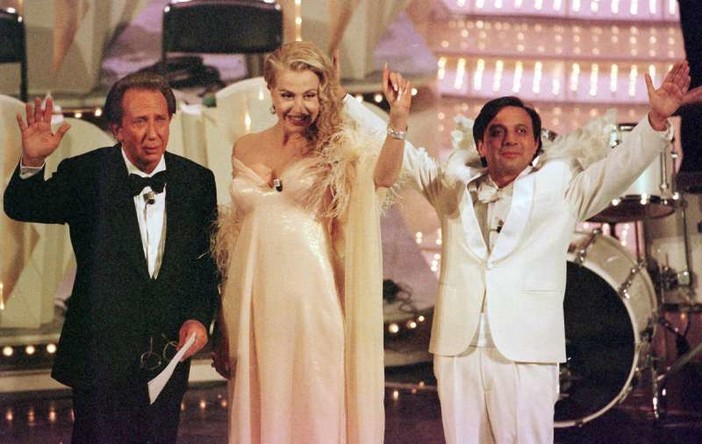 Mike Bongiorno al Festival di Sanremo con Valeria Marini e Piero Chiambretti (foto da Dagospia)