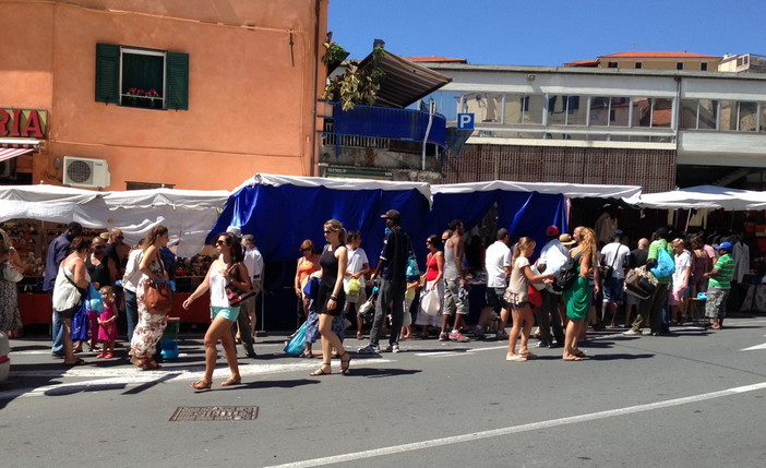 Sanremo: il mercato del martedì dopo il blitz di Polizia e Municipale, pochi gli ambulanti che si lasciano andare a qualche commento Sanremo: il mercato del martedì dopo il blitz di Polizia e Municipale, pochi gli ambulanti che si lasciano andare a qualche commento