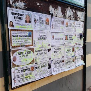 Ventimiglia, imbrattati manifesti funebri vicino alla chiesa di Sant'Agostino (Foto)