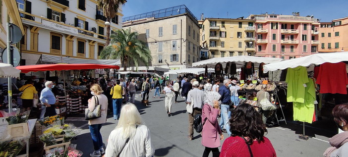 Mercato settimanale di Sanremo, una cittadina: "Piazza Eroi deve tornare a essere un luogo di incontro e  socialità"