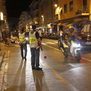 Sanremo: molte telefonate per gli schiamazzi, ma notte tutto sommato tranquilla in piazza Bresca