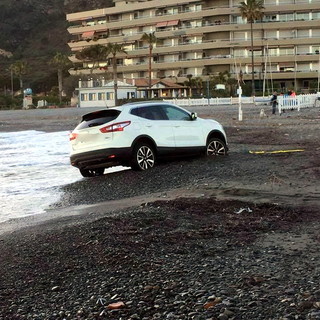 Ventimiglia: impantanati sulla spiaggia con un Suv ed un furgone, saranno multati (Foto)