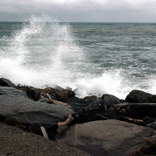 Piogge e mareggiate in Francia: diverse strade e caselli autostradali chiusi in Costa Azzurra