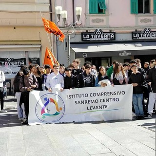 Sanremo, studenti in piazza contro le mafie: corteo tra Colombo e Borea D’Olmo per l’impegno civile Sanremo, studenti in piazza contro le mafie: corteo tra Colombo e Borea D’Olmo per l’impegno civile