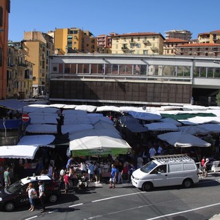 Sanremo: banchi in piazza Eroi per salvare il mercato dell’8 agosto, la proposta degli operatori per non perdere il giorno della Milano-Sanremo