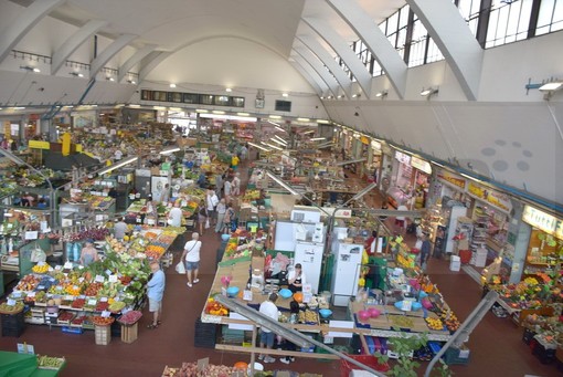 Sanremo: ore 11.36, un minuto di silenzio al Mercato Annonario per ricordare le vittime di Genova (Foto e Video)