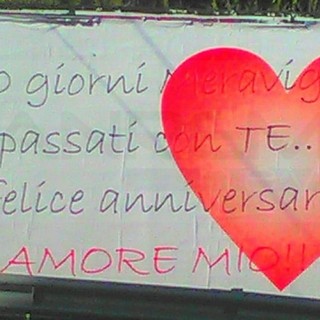 Sanremo: 10° anniversario  insieme, alla rotonda di Valle Armea un enorme manifesto di un innamorato (Foto)
