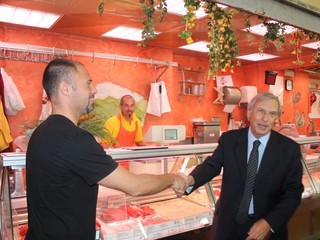 la stretta di mano tra il Commissario Marchione e i commercianti la stretta di mano tra il Commissario Marchione e i commercianti