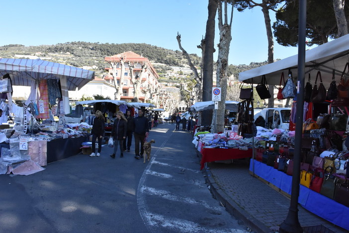 Ventimiglia: venerdì 'triste' per il mercato ambulante, nessun francese e 50% di banchi in meno Ventimiglia: venerdì 'triste' per il mercato ambulante, nessun francese e 50% di banchi in meno