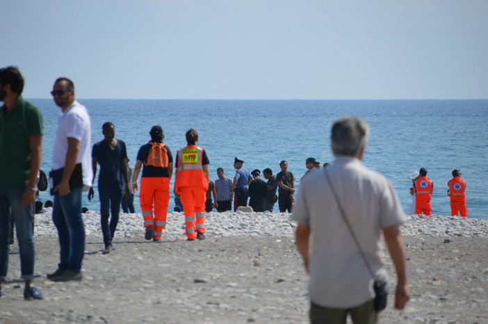 Ventimiglia: quasi certamente morto il giovane finito in acqua oggi pomeriggio, ricerche in corso (Foto e Video) Ventimiglia: quasi certamente morto il giovane finito in acqua oggi pomeriggio, ricerche in corso (Foto e Video)