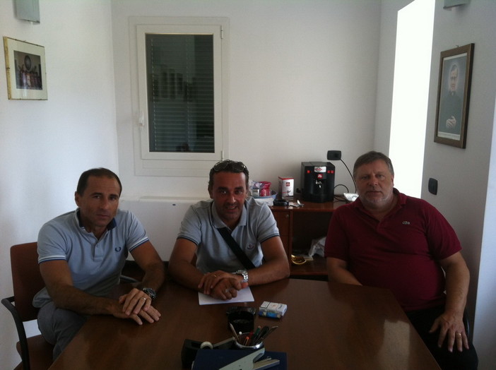 Da sinistra, Marcello De Michelis presidente della Confcooperative di Imperia; Massimo Scialanca responsabile Fisascat - CISL; Sergio Oderda, presidente de Il Cammino. Da sinistra, Marcello De Michelis presidente della Confcooperative di Imperia; Massimo Scialanca responsabile Fisascat - CISL; Sergio Oderda, presidente de Il Cammino.