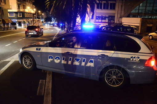 Ventimiglia: rapina ai danni di un 18enne, nella notte operazione lampo della Polizia. Fermati due tunisini per rapina e lesioni Ventimiglia: rapina ai danni di un 18enne, nella notte operazione lampo della Polizia. Fermati due tunisini per rapina e lesioni