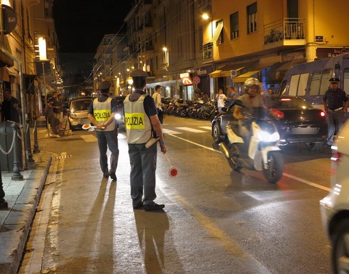 Sanremo: molte telefonate per gli schiamazzi, ma notte tutto sommato tranquilla in piazza Bresca