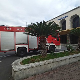 Ventimiglia, odore di bruciato dalla carrozza di un treno: intervento di vigili del fuoco e Polfer alla stazione Ventimiglia, odore di bruciato dalla carrozza di un treno: intervento di vigili del fuoco e Polfer alla stazione