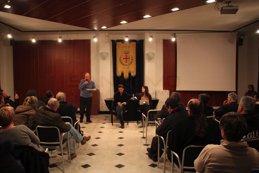 Arma di Taggia: a Villa Boselli l’incontro tra dipendenti RT e consiglieri regionali M5S: “Una situazione devastata da politiche che hanno usato le aziende come bancomat” (Foto e Video) Arma di Taggia: a Villa Boselli l’incontro tra dipendenti RT e consiglieri regionali M5S: “Una situazione devastata da politiche che hanno usato le aziende come bancomat” (Foto e Video)
