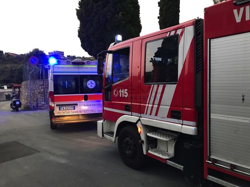 Vallecrosia: donna cade in casa e si rompe il bacino, intervento dei Vigili del Fuoco e del 118