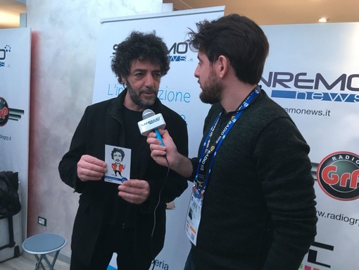 #Sanremo2018, Max Gazzè e la cartolina di Sanremonews: “Grazie per questo bel regalo” (Video) #Sanremo2018, Max Gazzè e la cartolina di Sanremonews: “Grazie per questo bel regalo” (Video)