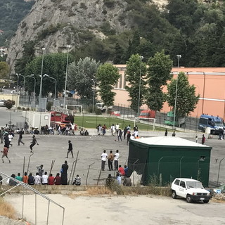 Ventimiglia: zona di Roverino sempre invasa la sera dai migranti, iniziati i lavori di ampliamento del campo Roya (Foto)