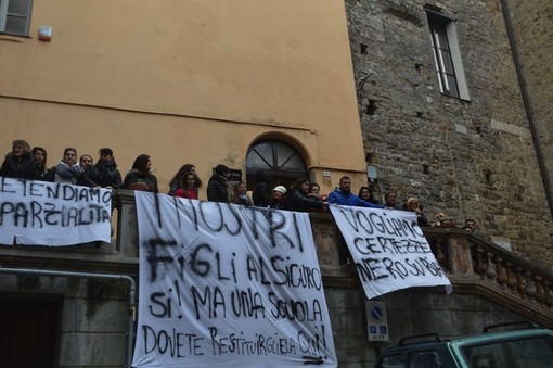 Ventimiglia: sabato mattina nuova manifestazione dei genitori per il futuro della scuola della città alta