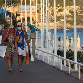 A Nizza scatta l'obbligo di indossare la mascherina in tutta la città, anche in spiaggia