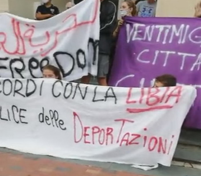 Ventimiglia: alla fine i 'No border' non hanno resistito, anche solo in 50 hanno manifestato in città (Foto e Video)