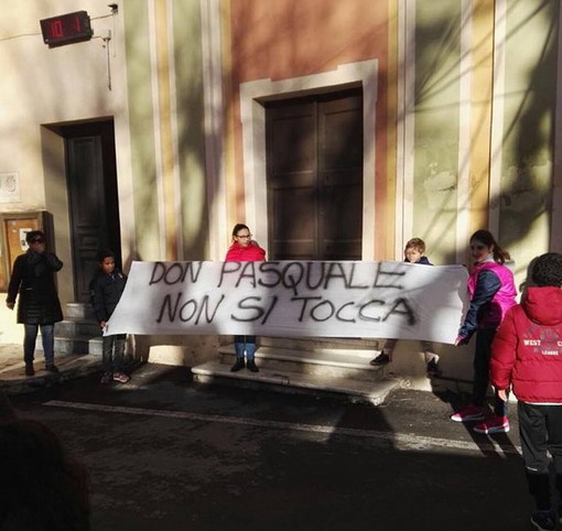 Sanremo: tanta gente a Coldirodi per la Messa di Don Pasquale, inviati anche tweet e messaggi Facebook al Papa Sanremo: tanta gente a Coldirodi per la Messa di Don Pasquale, inviati anche tweet e messaggi Facebook al Papa