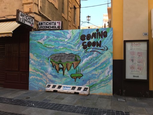 Il pannello decorato che copre i lavori di piazza Borea d'Olmo lato via Matteotti