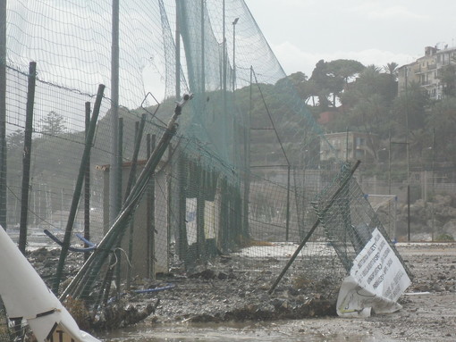 Mareggiata: si contano i danni da Ventimiglia a Bordighera: distrutta la rete del campo dell’Arziglia
