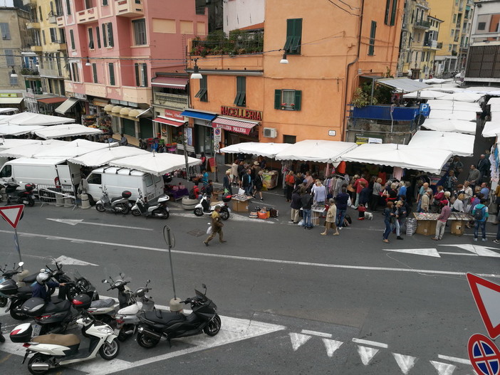 Sanremo: primo appuntamento dell'anno quest'oggi con il mercato di piazza Eroi, bloccato dalle zone rosse Sanremo: primo appuntamento dell'anno quest'oggi con il mercato di piazza Eroi, bloccato dalle zone rosse