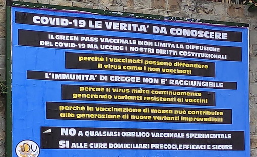 Il cartellone 'no vax' apparso in piazza Eroi