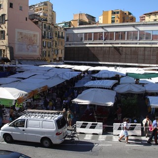 Dalla Francia parte la lotta alla contraffazione: intanto un articolo dalla Costa Azzurra getta fango sul mercato di Sanremo