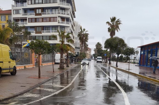 Le desolanti immagini del mercato di oggi a Ventimiglia Le desolanti immagini del mercato di oggi a Ventimiglia