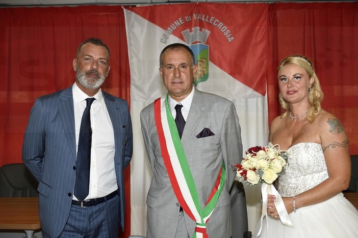 Vallecrosia: Monica Scavino si è sposata con Marco Veneziano, il matrimonio celebrato dall'ex Comandante di Monica (Foto)