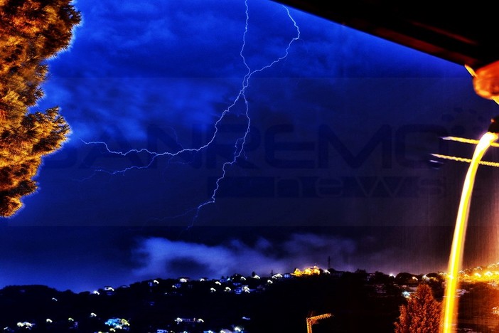 Dalle 6 siamo in allerta arancione: per ora i temporali colpiscono solo Genova e il Levante savonese Dalle 6 siamo in allerta arancione: per ora i temporali colpiscono solo Genova e il Levante savonese