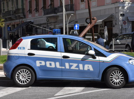 Assistente capo della polizia indagato a Ventimiglia: pestaggi, minacce e uso illecito dell’auto di servizio