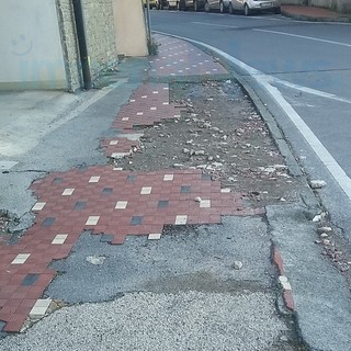 Imperia: marciapiede di via Magenta in condizioni critiche, i residenti chiedono un intervento al Comune (Foto)