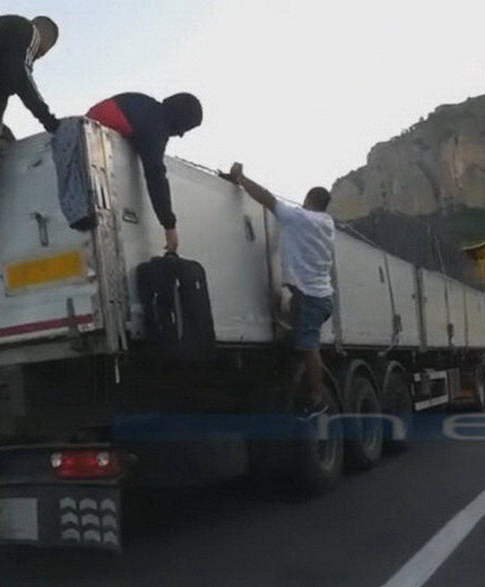 Ventimiglia: migranti nascosti sui camion in transito sulla SS20 e al confine, la denuncia di 'Astra Cuneo' (Foto e Video) Ventimiglia: migranti nascosti sui camion in transito sulla SS20 e al confine, la denuncia di 'Astra Cuneo' (Foto e Video)