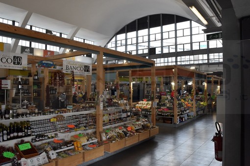 Sanremo: in troppi al mercato ortofrutticolo senza mascherina, la segnalazione di un nostro lettore Sanremo: in troppi al mercato ortofrutticolo senza mascherina, la segnalazione di un nostro lettore