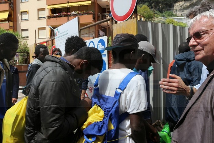 Ventimiglia: situazione migranti, l'esasperazione di un commerciante: Siamo stufi!!"